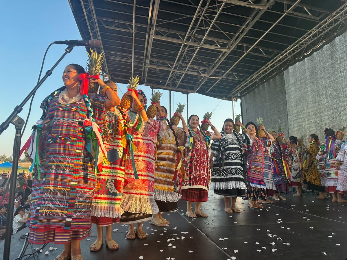 ConsulMexDen's tweet photo. La música, la danza y el orgullo por nuestras raíces hicieron vibrar Colorado en una extraordinaria edición de la #GuelaguetzaColorado.
Está celebración reafirmó la fuerza de la cultura oaxaqueña y mexicana en nuestra comunidad.
@pavel_mc https://t.co/vCpZhTUok8