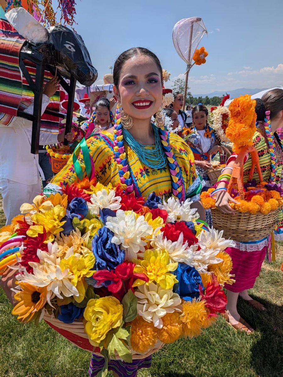 ConsulMexDen's tweet photo. La música, la danza y el orgullo por nuestras raíces hicieron vibrar Colorado en una extraordinaria edición de la #GuelaguetzaColorado.
Está celebración reafirmó la fuerza de la cultura oaxaqueña y mexicana en nuestra comunidad.
@pavel_mc https://t.co/vCpZhTUok8