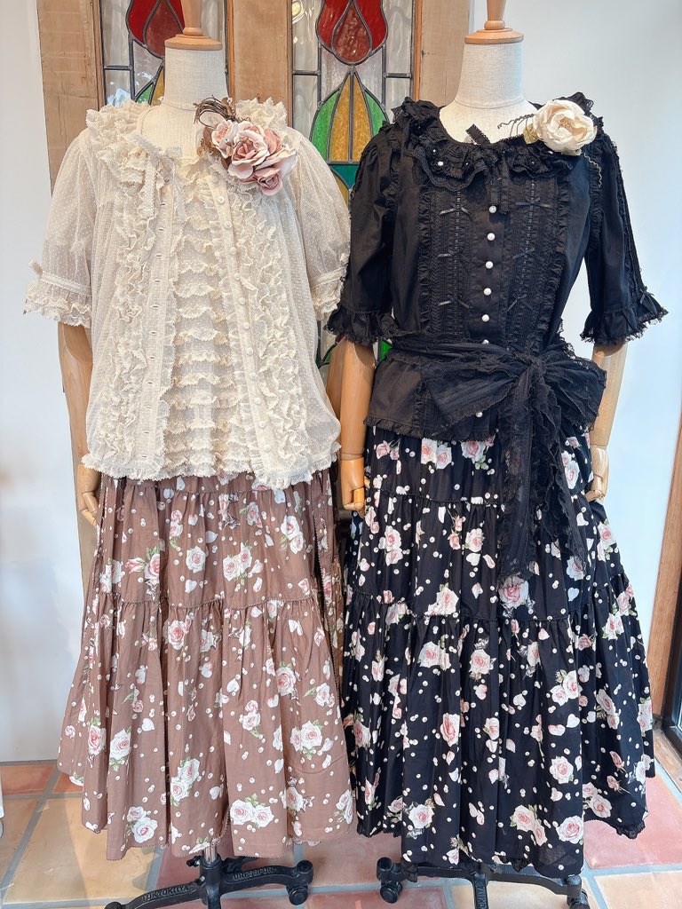 omotesando_PH's tweet photo. 皆様おはようございます♡
本日も11時より開店いたしました✨
ご来店心よりお待ちしております🎶

プリントスカート　¥52,800

包み込むような優しい色合いの真珠たちに、花びらを幾重にも重ねた繊細で可憐な薔薇の花と合わせてロマンティックなプリント🌹

🧸🧸🧸

#ピンクハウス　#PINKHOUSE https://t.co/v0aASjj97W