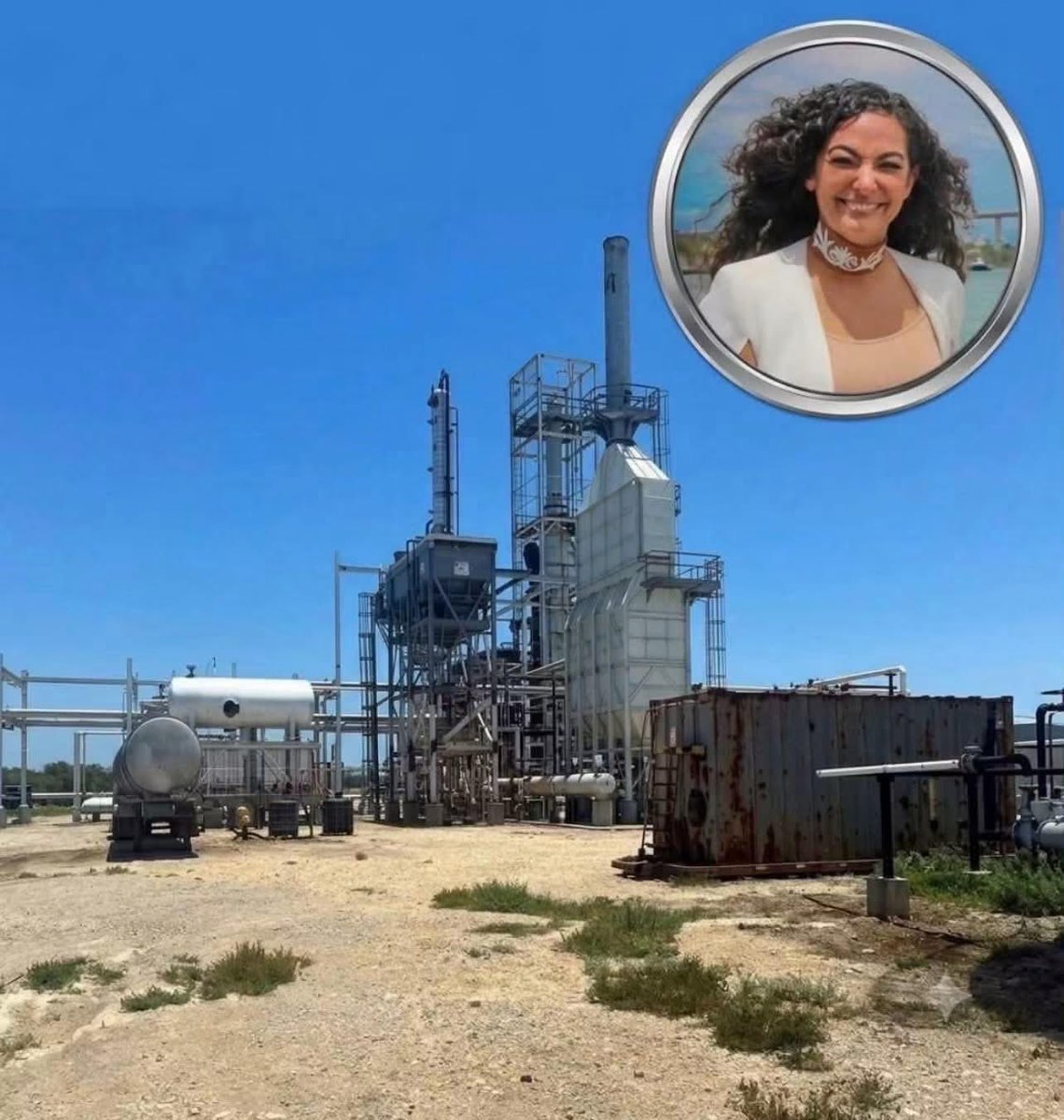 VigiaCiudadano7's tweet photo. 🚨 REFINERÍA CLANDESTINA EN #REYNOSA SIGUE GENERANDO POLÉMICA, TENÍA PROTECCIÓN DE LA 4T 

El caso de la presunta refinería clandestina asegurada en Reynosa, Tamaulipas, continúa dando de qué hablar y mantiene la atención de la opinión pública.

En las últimas horas han circulado versiones que señalan que el predio donde operaba esta instalación estaría relacionado con Perla McDonald Sánchez, viuda del empresario Sergio Carmona Angulo, conocido públicamente como el “Rey del Huachicol”. Asimismo, en publicaciones de redes sociales y distintos medios se menciona a la senadora Olga Sosa Ruiz por presuntos vínculos políticos con la propietaria del inmueble.

Hasta este momento, las autoridades federales no han confirmado oficialmente esas versiones ni han imputado responsabilidad penal a las personas mencionadas. La investigación continúa en curso y será la Fiscalía General de la República la encargada de esclarecer los hechos.

Lo que sí ha sido confirmado por el Gabinete de Seguridad es el aseguramiento de una instalación utilizada presuntamente para el procesamiento ilegal de hidrocarburos, donde fueron decomisados millones de litros de combustible, además de maquinaria, pipas y equipo especializado.

La sociedad espera que las investigaciones se conduzcan con total transparencia y que, de existir responsabilidades, se actúe conforme a la ley sin importar el cargo, el partido político o la influencia de los involucrados.