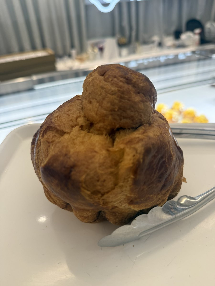 10_count's tweet photo. フォレノワールと名前忘れたけどプリンのタ��トみたいなやつ。美味かったすぎるのでリピートする。ボリュームあったので夕食前には気をつけなきゃ。面白いカタチのパンも買って帰ったけど、ふわもち食感でフルーツとシャンティに合わせたら絶品すぎた。Taisuke Endo https://t.co/JBpLBlrGDa