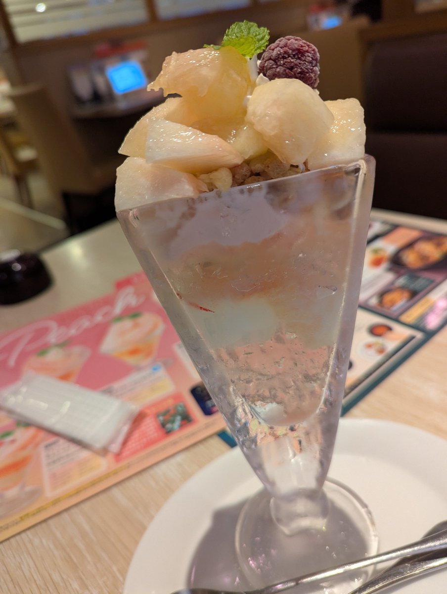 mohuta_n's tweet photo. デニーズのまっぷたつパフェもも🍑
チョコレートも気になったが今回は我慢⁝( `ᾥ´  )⁝
このガラス皿おしゃれだけど
とても食べづらい桃落としたし😂  ̖́-
普通に大きいサイズにしとけばよかった後悔。 https://t.co/qQopfm7XDZ