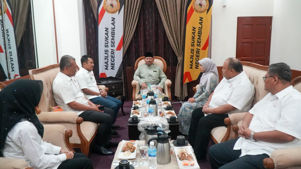 NajwanHalimi's tweet photo. 31 Julai 2026

Mengetuai delegasi Sekretariat Sukan Malaysia (SUKMA) XXII Selangor 2026 ke Negeri Sembilan dan mengadakan kunjungan hormat kepada Setiausaha Kerajaan Negeri Sembilan, YB Dato' Mohd Zafir Ibrahim di Wisma Negeri di Seremban.

Kunjungan ini merupakan salah satu tradisi bersempena penganjuran SUKMA di mana wakil kerajaan dari negeri tuan rumah akan berkunjung dan mengemukakan jemputan kepada wakil kerajaan negeri-negeri yang bakal menyertai temasya sukan ini.

Dalam pertemuan ini, saya telah menyampaikan jemputan rasmi bagi menyertai SUKMA XXII Selangor 2026 seterusnya menyerahkan surat tanda terima kasih dan pengesahan penyertaan kepada Kerajaan Negeri Sembilan.

Pertemuan turut disertai oleh Pengarah Majlis Sukan Negeri Negeri Sembilan, Puan Marhizah Abdul Razak.