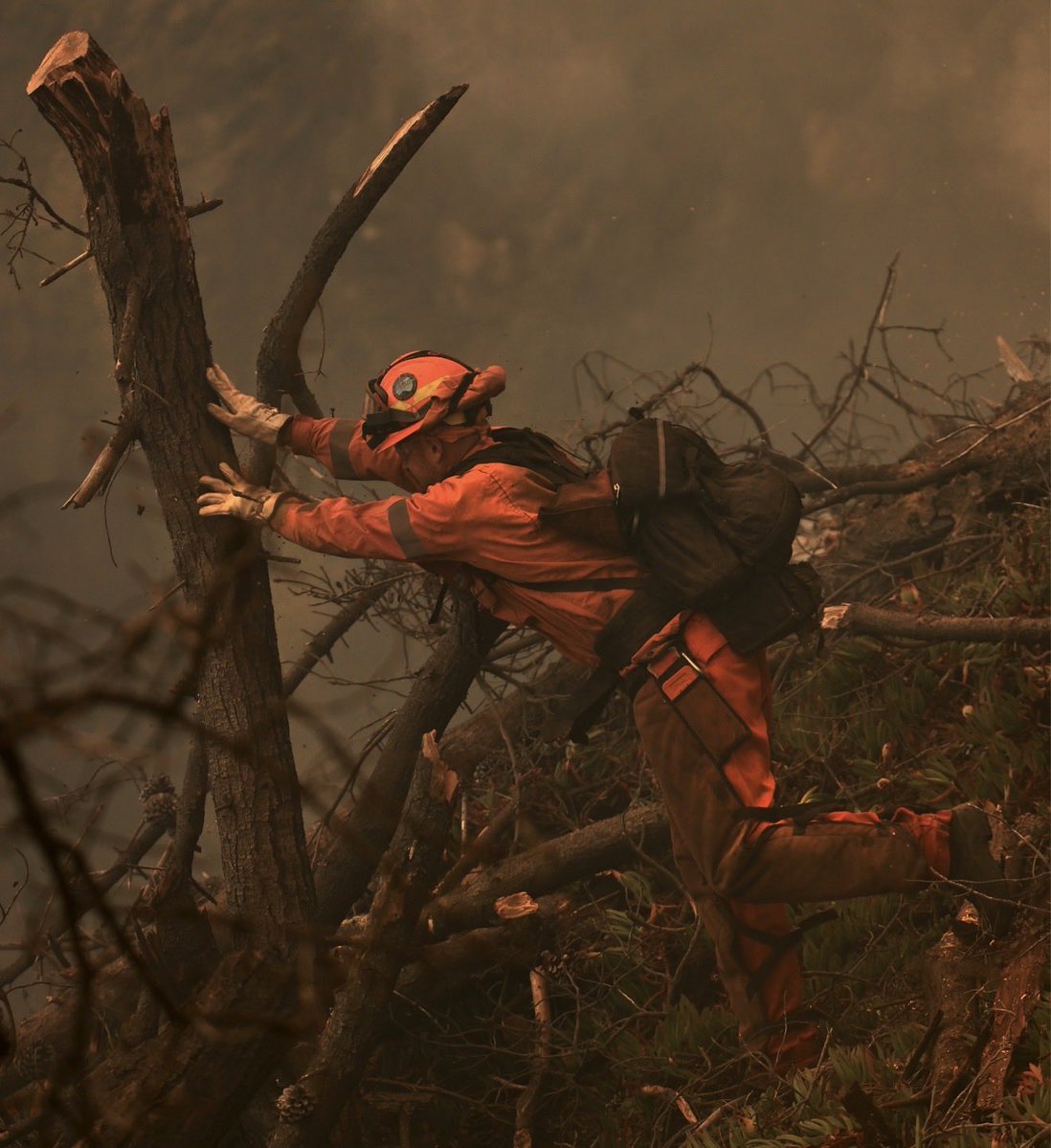 kentphotos's tweet photo. A selection from the #WoodsideFire on the Sonoma coast, day’s 1 and 3. #kentporterphotography #photojournalism @NorthBayNews https://t.co/2f86wwe6D8 https://t.co/sz5xnSn1bc