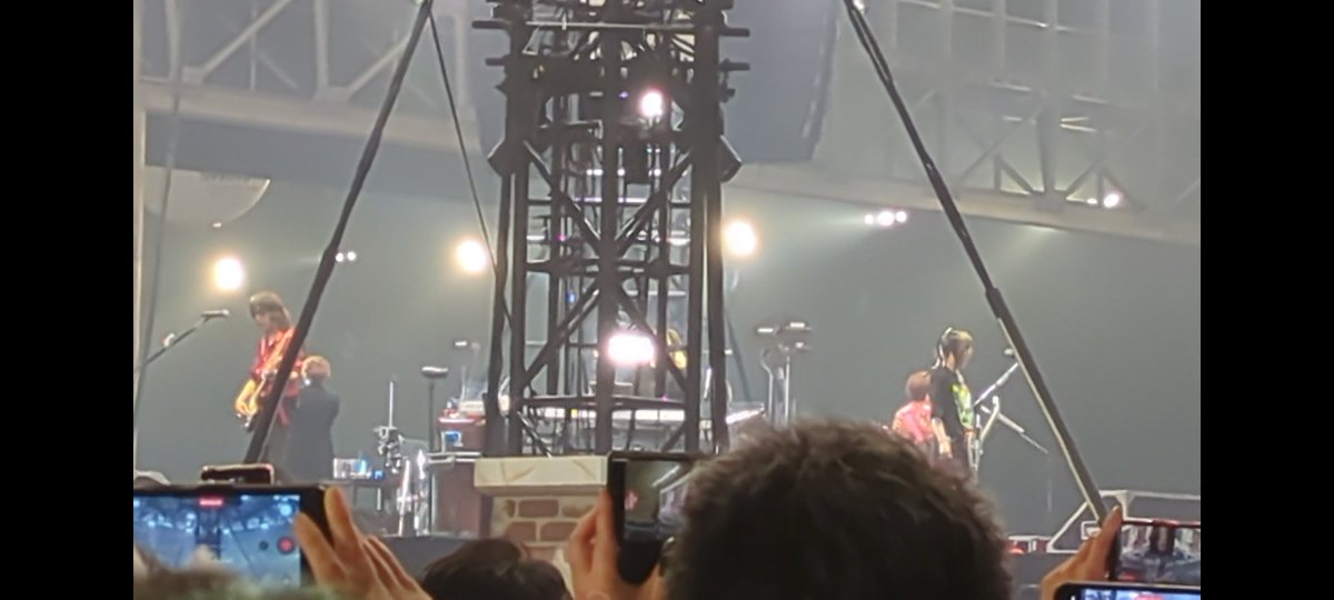 75nabi's tweet photo. 初日はA7ブロック花道激近でした✨
HSの時はスマホを頭の上に上げると後ろの人が見えないだろうなと思って胸の辺りから自分の顔の前でスマホを掲げてこんな感じでした(笑)あとで見返しながら、自分はメンバー見えてたけど機械だとこんな見えないのか〜！ってなった！人の目の補正能力って凄い🤩 https://t.co/xrDax4zxJ8