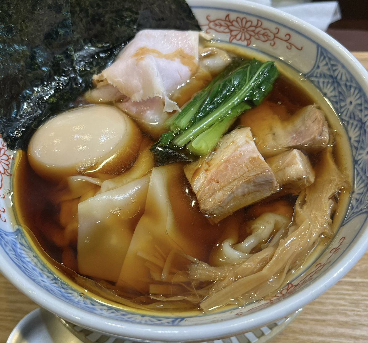 kybo04081's tweet photo. ラーメンレポート
RAMENひろ松(静岡市葵区伊呂波町) 
「特製醤油らぁ麺 もち小麦中太麺」

今日は､醤油を特製トッピングでいただきました！　もち小麦麺で！

他店にはない独特な醤油スープ！！

いつ食べてもバカ旨っ❣️ https://t.co/NnTBtRFpGA