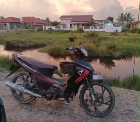 SinarOnline's tweet photo. 'Hanya tinggal selipar dan motosikal, abang ditemukan lemas'
Seorang lelaki warga emas ditemukan lemas selepas dilaporkan hilang ketika menjala ikan di Sungai Benoni, Papar pada Ahad.
ARTIKEL: https://t.co/AgSQnFLFBY
#SinarHarian #PDRM #wargaemas #lemas