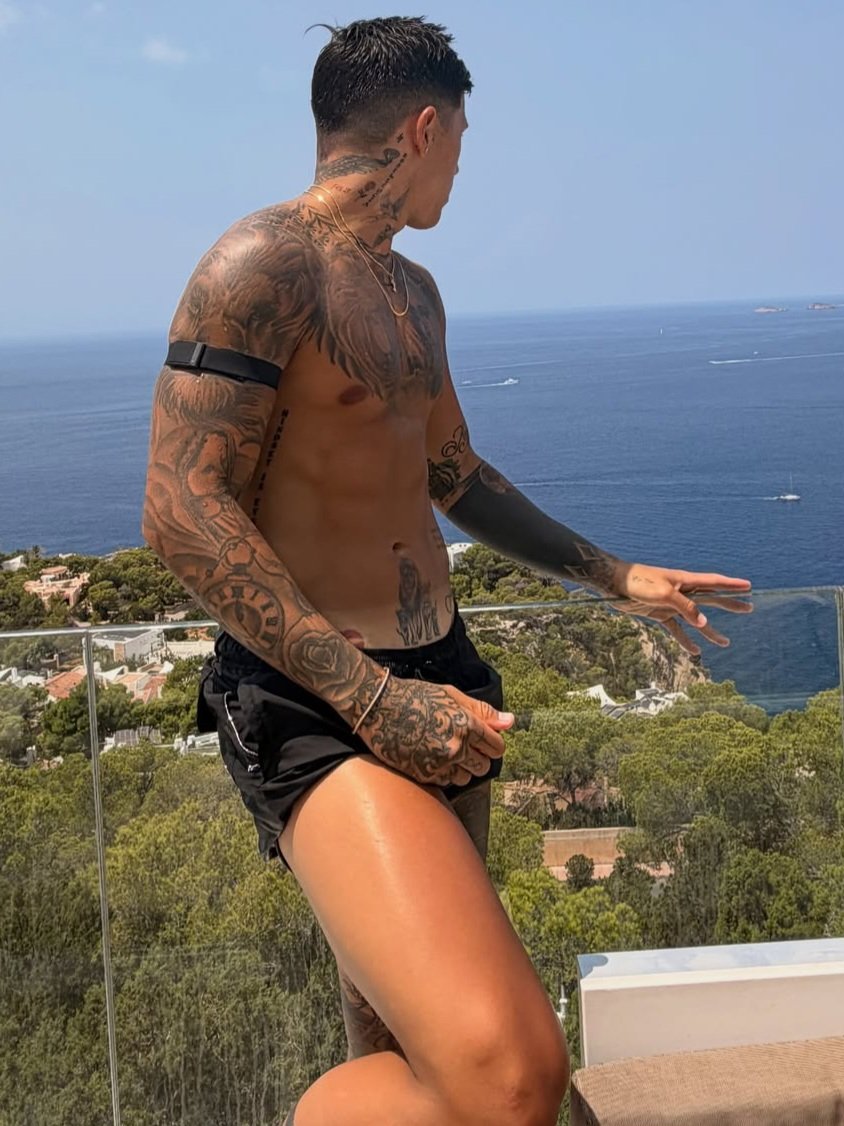 Gaabanaa's tweet photo. Enzo tiene un tatuje más villero que otro pero mira lo que es el contraste con esa GAMBA SIN TINTA 🙏🏼 placer visual si los hay https://t.co/OxPUPpIvuW