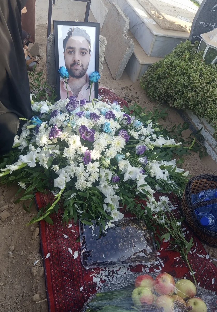 AlinejadMasih's tweet photo. Today they buried him...

And the world's media, the college campuses, no one is talking about the war this regime waged against us Iranian people.

Every single day, the Islamic Republic executes another protester. Every single day, another family is shattered…
💔😔 https://t.co/rSRKNMkg0R