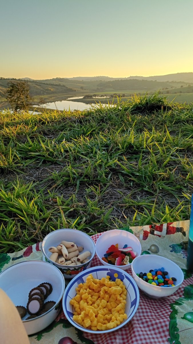 _stefalmeida's tweet photo. Como não ficar depressiva voltando pra essa cidade plana quando o dia mais fraco em Minas era assim: https://t.co/RB05aC52ku