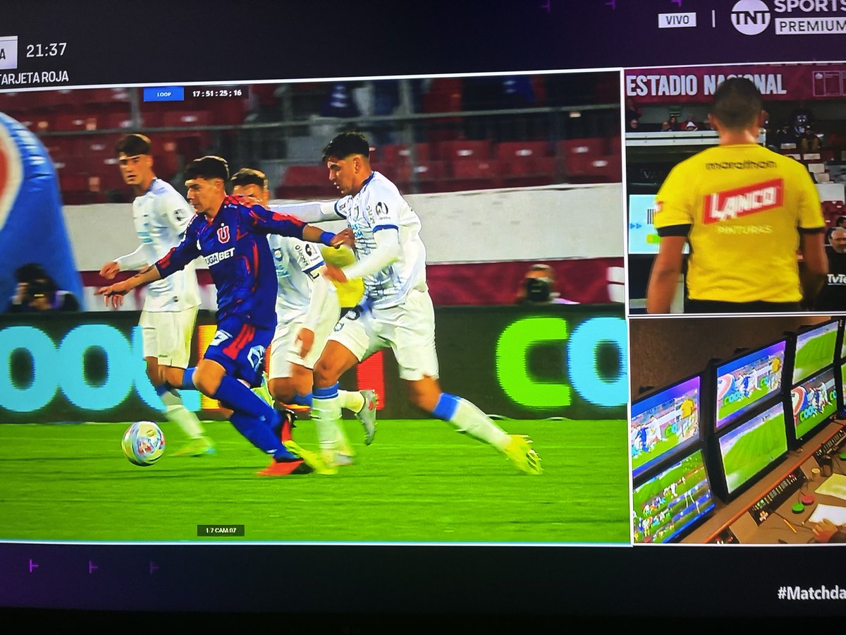 escobillana's tweet photo. Juan Lara ayer en el Var entiende que la patada de Everton a Colo Colo es amarilla y no llama. Hoy decide  que es  roja esta imagen que le muestran. No es ayudar a unos o a otros, es que no se entiende nada el arbitraje. Son pésimos o mal intencionados, una de dos. https://t.co/bTkpHwI5hh