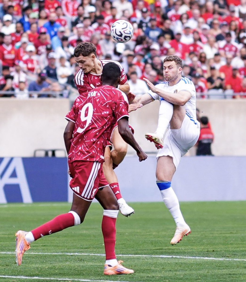 ElBigSix's tweet photo. 🔴 En su tercer amistoso de la pretemporada, Liverpool estaba 2-0 arriba en el primer tiempo, pero terminó cayendo 4-2 ante Leeds United en el duelo jugado en el Soldier Field de Chicago, Estados Unidos.

⚽ 7' Luke Chambers (1-0)
⚽ 40' Florian Wirtz (2-0)
⚽ 60' Brenden Aaronson (2-1)
⚽ 71' Dominic Calvert-Lewin (2-2)
⚽ 73' Sean Longstaff (2-3)
⚽ 85' Dominic Calvert-Lewin (2-4)

⛔ Es la primera derrota para los dirigidos por Andoni Iraola, que habían ganado ante Sunderland y Wrexham United en sus anteriores presentaciones.

🔜 El próximo domingo, los Reds recibirán al Mónaco en Anfield en lo que será su anteúltimo encuentro antes del inicio de la temporada.