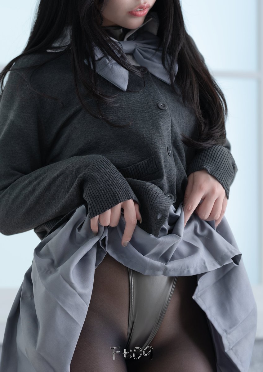 Futidori_photo's tweet photo. C108の表紙です！制服の下に水着は古よりベストマッチと言われてるので大丈夫なはずです！ #C108お品書き https://t.co/P6FsF5zGfi