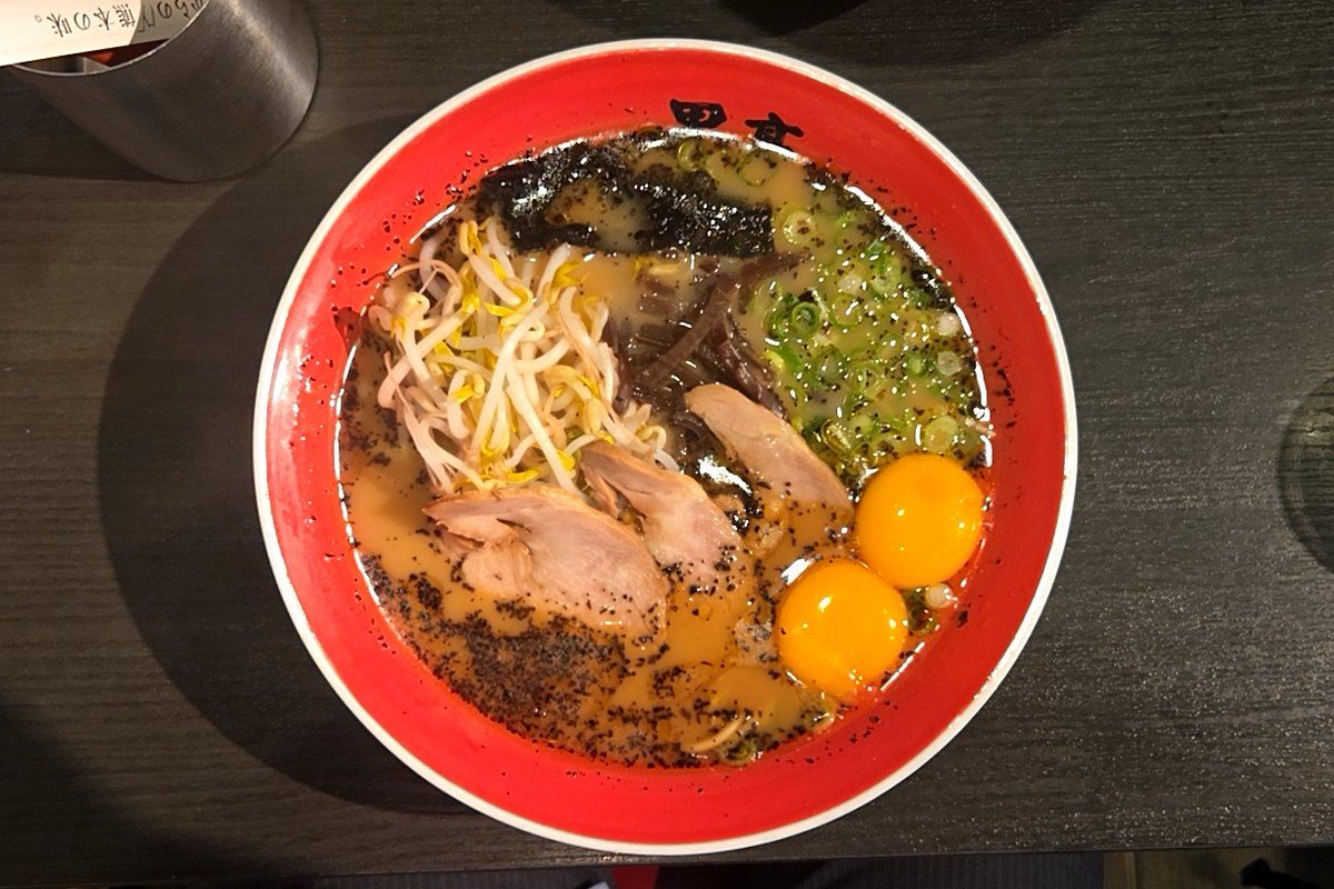 kazutan0264's tweet photo. 黒亭@二本木口にて、玉子入りラーメン。数年ぶりに訪れたら、券売機が新しくなっていて驚愕。定番の「玉子入りラーメン」は、動物系のコクと卵黄のまろ味がつづらに重なり合い、際限なきうま味の膨らみを生む。うま味に抑揚を添える黒マー油の香味も健在。「熊本ラーメン」の代表格に相応しい貫禄だ。 https://t.co/AXUfoBKE2c