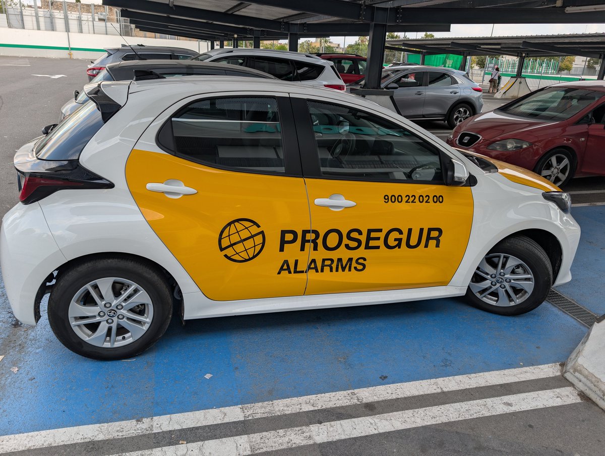 ovafa12's tweet photo. Ahir 01/08 al @Mercadona d'El Vendrell,un treballador de la seguretat @ProsegurGlobal Aparcat a una plaça reservada a persones amb mobilitat reduïda. Amb 2 collons, si senyor!! I no,no portava la targeta blava.
Si el que haurien de fer és fer fora als que hi aparquen ilegalment!! https://t.co/5SakdHw6ZV