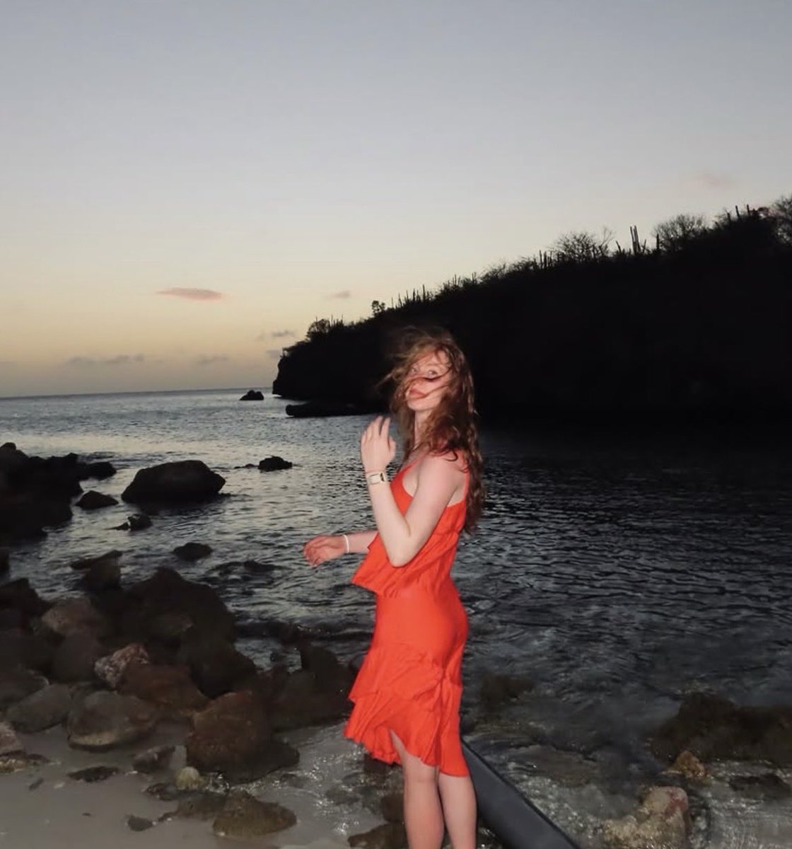 RAM10215's tweet photo. Júlia Bergmann 

📍 Curaçao https://t.co/AVNVZZjMO4