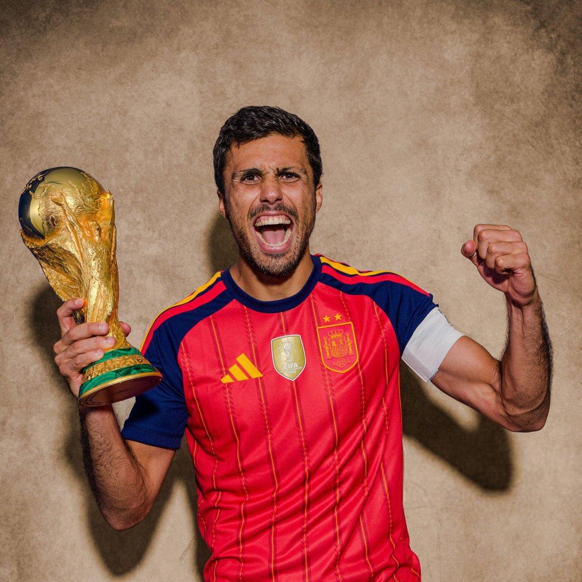 ActuFoot_'s tweet photo. 🚨🚨 LE BARÇA ÉTUDIE L’OPTION RODRI 🇪🇸 !!! 🤯💙❤️

Le club est attentif à la volonté de l’Espagnol et pourrait tenter l’opération s’il donne son feu vert pour rejoindre les Blaugrana !

Le Real Madrid garde une longueur d’avance sur le dossier, mais le Barça reste à l’affût.

🗞️ @Nilsola10