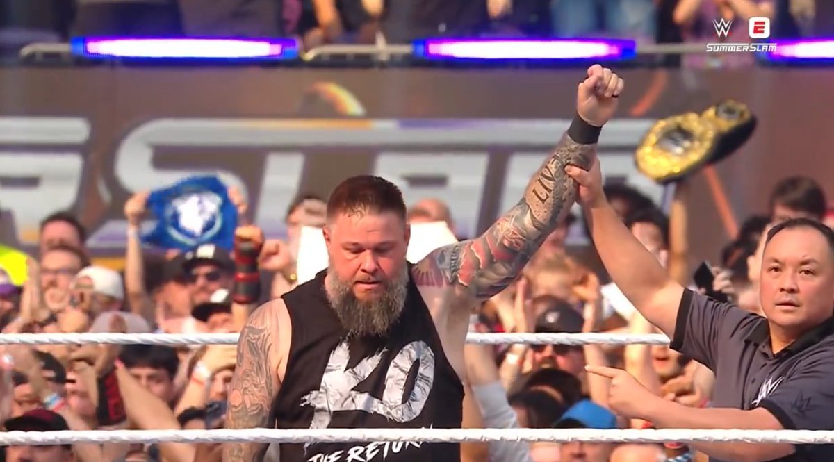 w4arabfans's tweet photo. #WWESummerSlam 🟣
كيفن اوينز شارك في مباراة المنافس الاول على لقب العالم الاوحد مع حونثر واصبحت المباراة رباعية وفي النهاية انتهت بفوزه 🔥🔥🔥 https://t.co/JG25I2Kip4