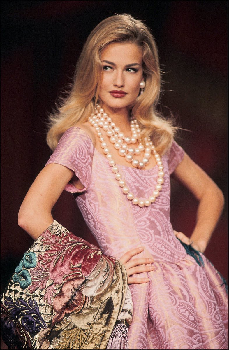 softtglamour's tweet photo. Nina Ricci Fall 1991 Couture https://t.co/JTAVfNhy1G