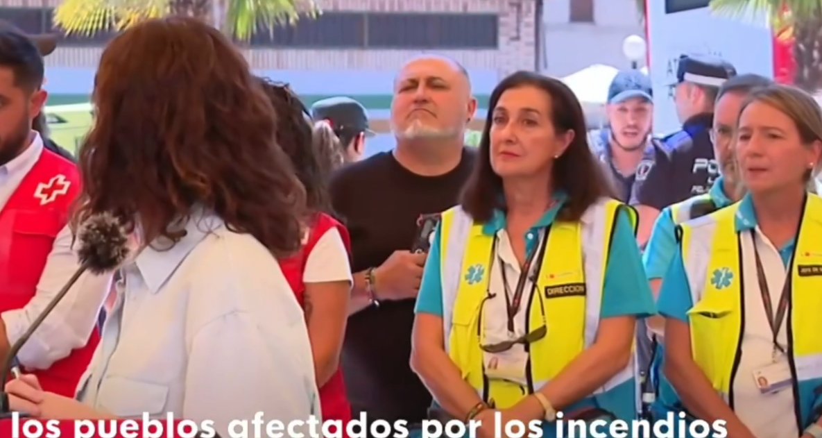 caldereta6's tweet photo. @ElMiticoBarbas Caramba! Cómo le levanta las cejas la del Samur en el min 1:49!

Esa está ahí para salvar vidas, o para salvar el culo de la presidenta??? 

🤬🤬🤬 https://t.co/TvJO9HlAoC
