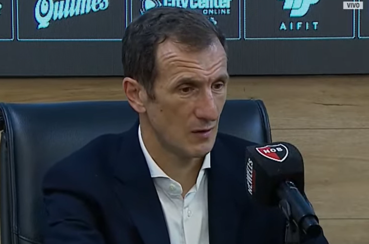 la12tuittera's tweet photo. 🗣️#Arruabarrena:

"Con Miguel (#Merentiel) lo estamos hablando: no es su posición o la más cómoda, pero ha trabajado bien, se movió bien, tuvo situaciones, fijó muchas veces a los centrales y cuando estaba la pelota del otro lado, distraía a Gianetti y buscábamos la espalda con Leo #Flores, pero lo he visto bien, después del cambio estaba cansado pero quería seguir jugando, fue una situación táctica y entró #Giménez".