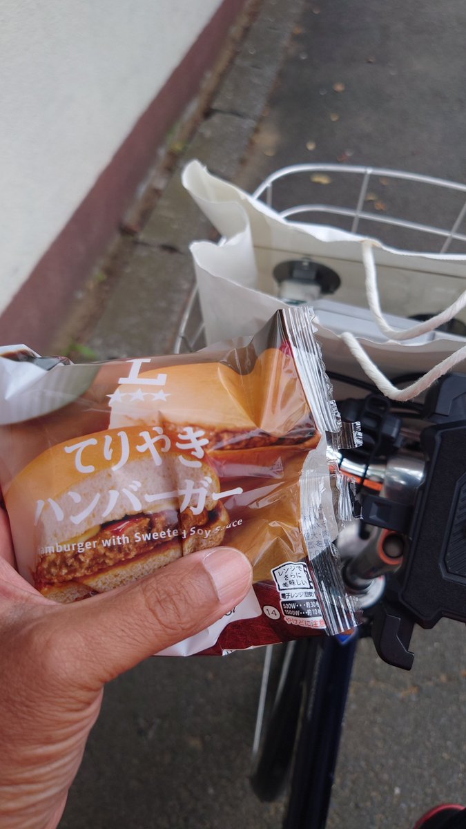 redgetter's tweet photo. 朝飯食いながら次のげんばー https://t.co/2a83J53TX2