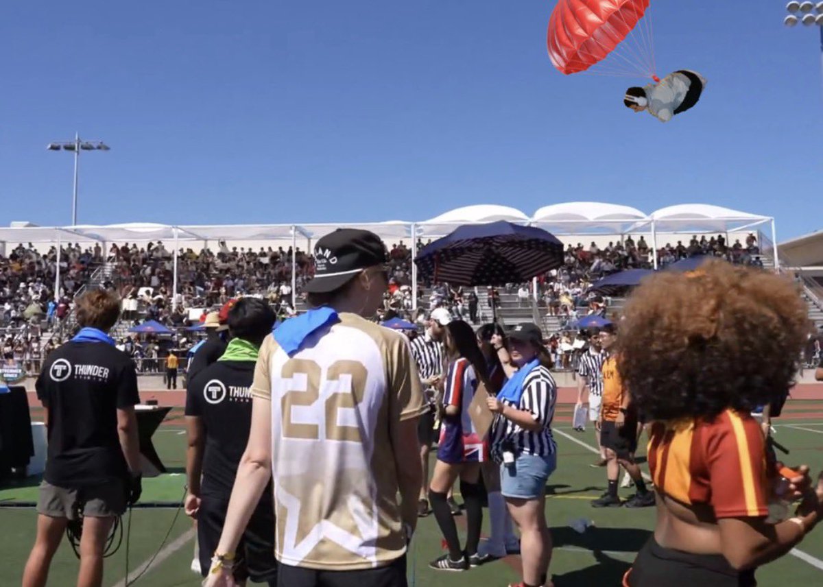 stewiebxss's tweet photo. Twitch Streamer Vanillamace spotted parachuting into the Streamer Games 😳😱 https://t.co/P7f1gfQfyX