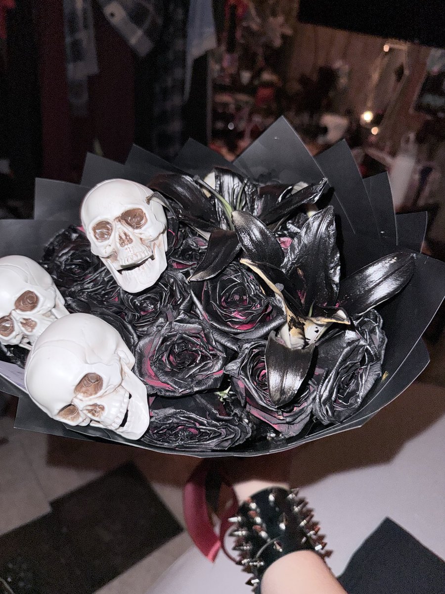 derprevv's tweet photo. roses n lilies ramo 🖤🩶🖤 https://t.co/tc4MaYGdHy