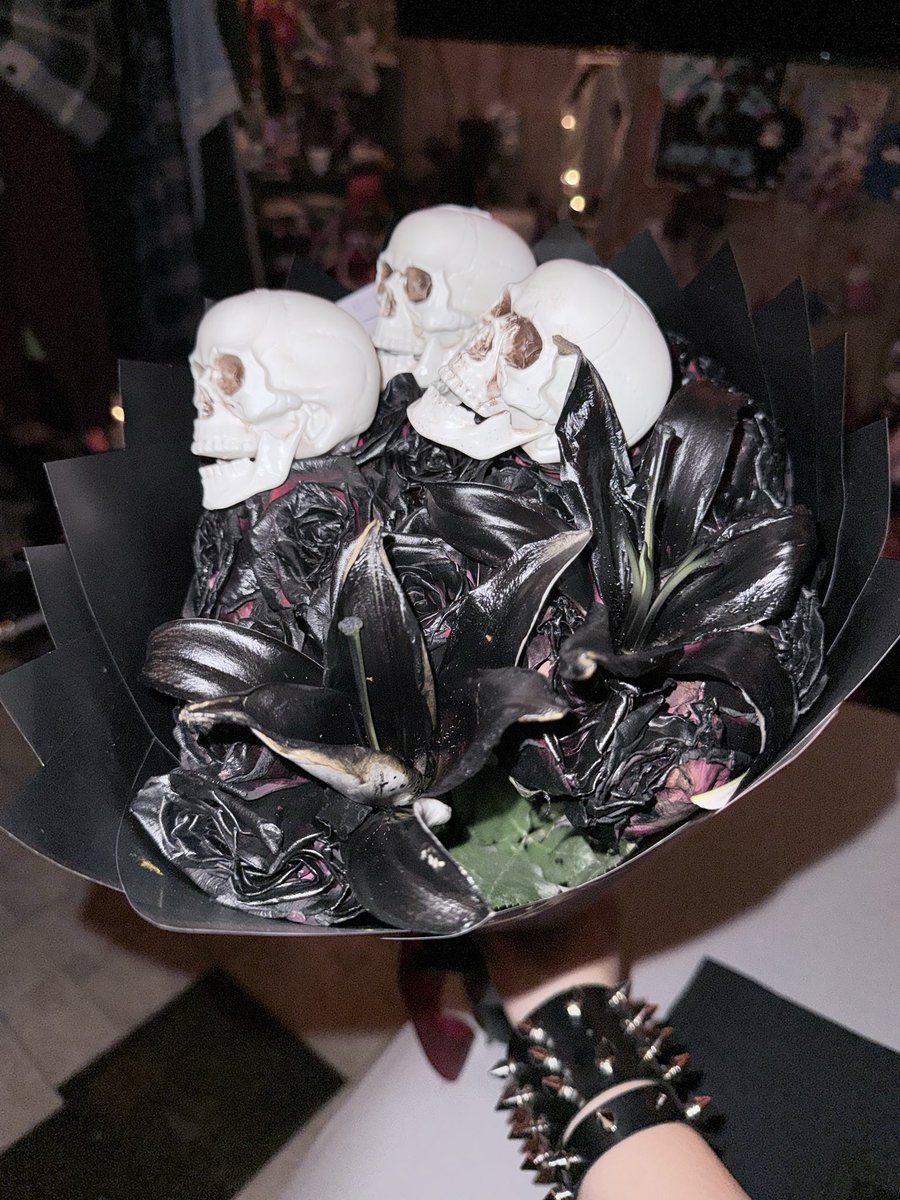 derprevv's tweet photo. roses n lilies ramo 🖤🩶🖤 https://t.co/tc4MaYGdHy