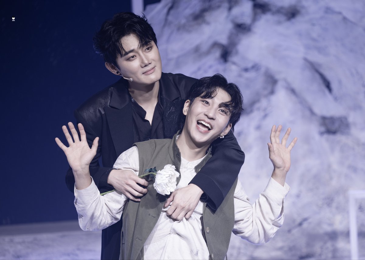 honey__record's tweet photo. 260723 죽음에 관하여 첫공 무대인사
신 | #유승현 
인간 | #박좌헌 

강쥐 털 날려요 >3< https://t.co/6XmXjicYjS