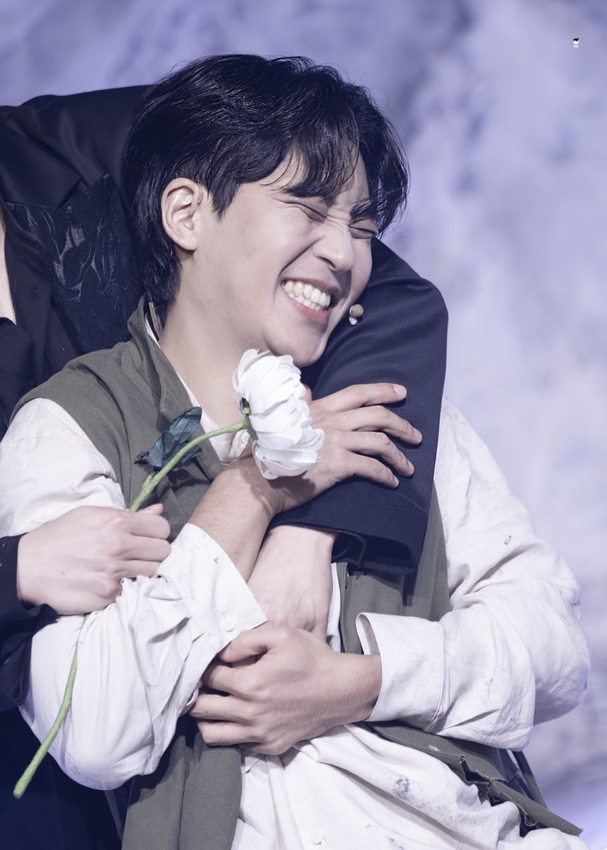 honey__record's tweet photo. 260723 죽음에 관하여 첫공 무대인사
신 | #유승현 
인간 | #박좌헌 

강쥐 털 날려요 >3< https://t.co/6XmXjicYjS