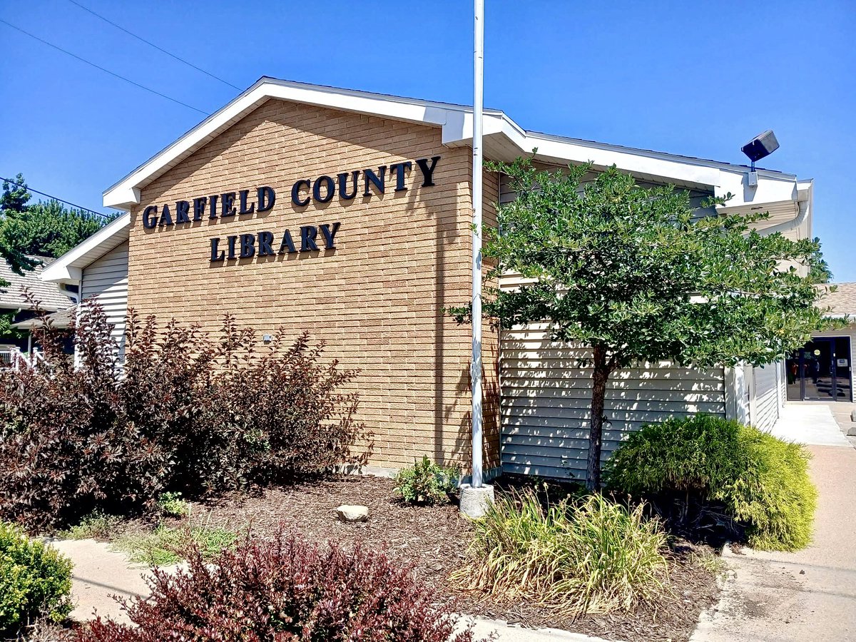 John_L_Harmon's tweet photo. Another town!
Another set of books placed into a Little Free Library! 
Another couple of books donated to a public library! 
📚 
This time in Burwell, Nebraska! 
#littlefreelibrary 
#garfieldcountylibrary 
#burwellnebraska
#carnegielibrary https://t.co/HW5iCYsHmj