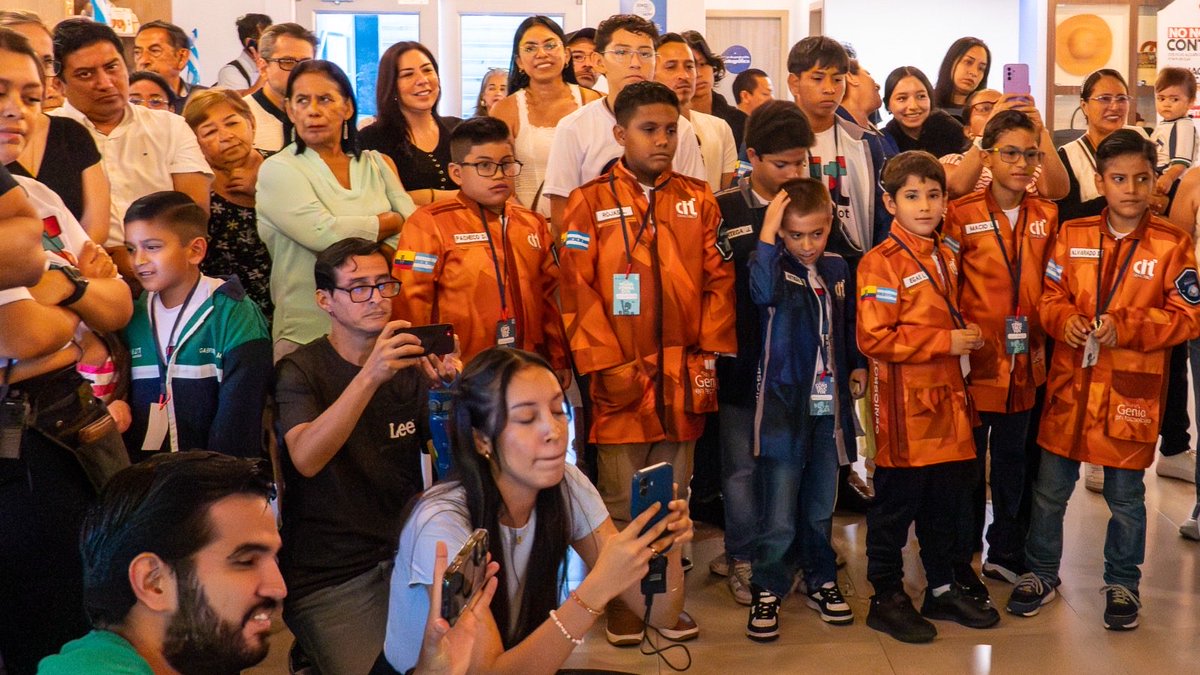 EpicoGye's tweet photo. ÉPICO y GeniosBot fortalecen el talento tecnológico juvenil en el festival GeniosBot Talks 2026🚀

Estudiantes de GeniosBot presentaron proyectos de robótica, IA y desarrollo digital orientados a fomentar la conciencia ambiental en jóvenes Guayaquileños. 

#AsíSeHaceGuayaquil https://t.co/elyFmECMG0