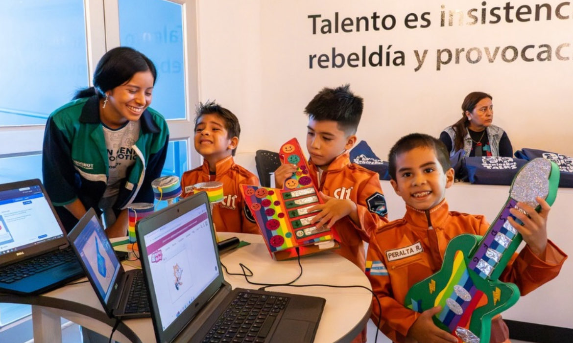 EpicoGye's tweet photo. ÉPICO y GeniosBot fortalecen el talento tecnológico juvenil en el festival GeniosBot Talks 2026🚀

Estudiantes de GeniosBot presentaron proyectos de robótica, IA y desarrollo digital orientados a fomentar la conciencia ambiental en jóvenes Guayaquileños. 

#AsíSeHaceGuayaquil https://t.co/elyFmECMG0