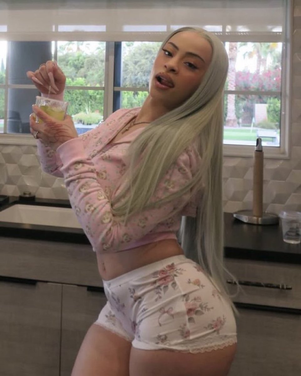 icespiceposts's tweet photo. ice spice is beyond fine https://t.co/85Px0MlWEG