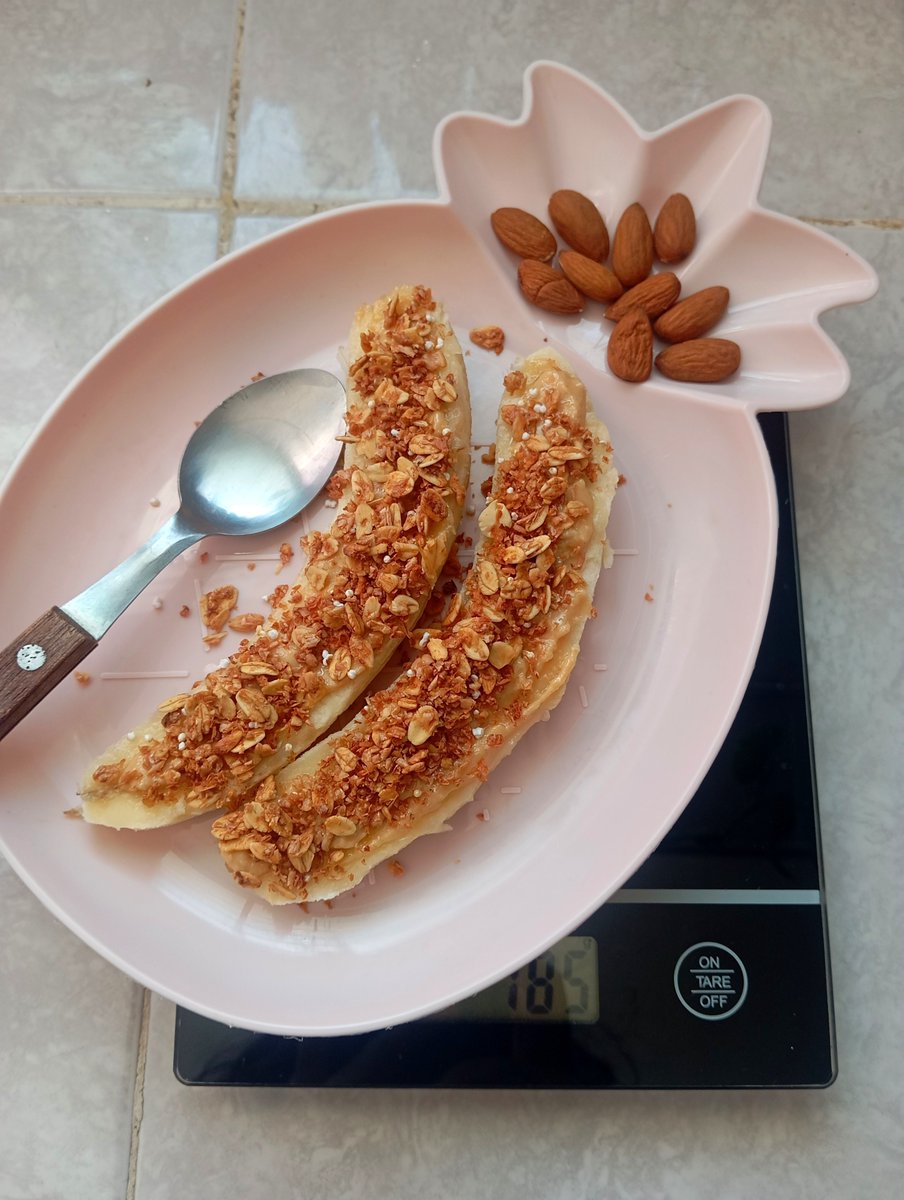 feedthedoll's tweet photo. 1 small banana (77)
8 g almendras (46)
10 g peanut butter (59)
10 g granola (47)

total: 229 calories :) https://t.co/WyVLmFYTrk