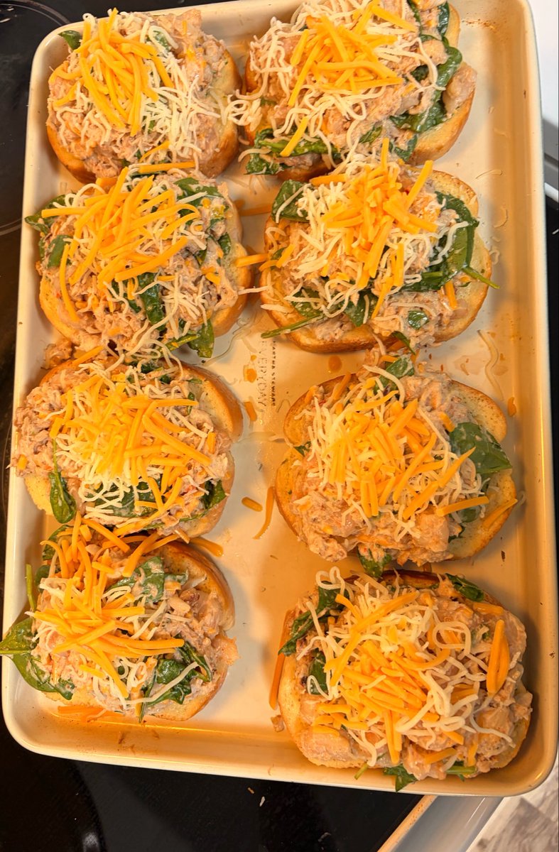 YBS_Tayy's tweet photo. Seafood & spinach stuffed garlic toast for dinner because im lazy and it only took 25mins to make๐คค๐ https://t.co/emO4UKlAfk