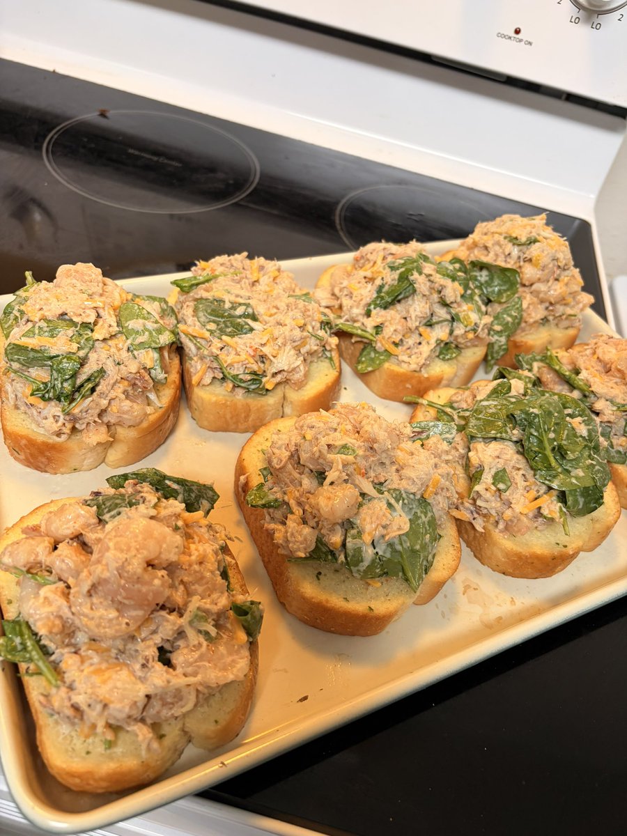 YBS_Tayy's tweet photo. Seafood & spinach stuffed garlic toast for dinner because im lazy and it only took 25mins to make๐คค๐ https://t.co/emO4UKlAfk