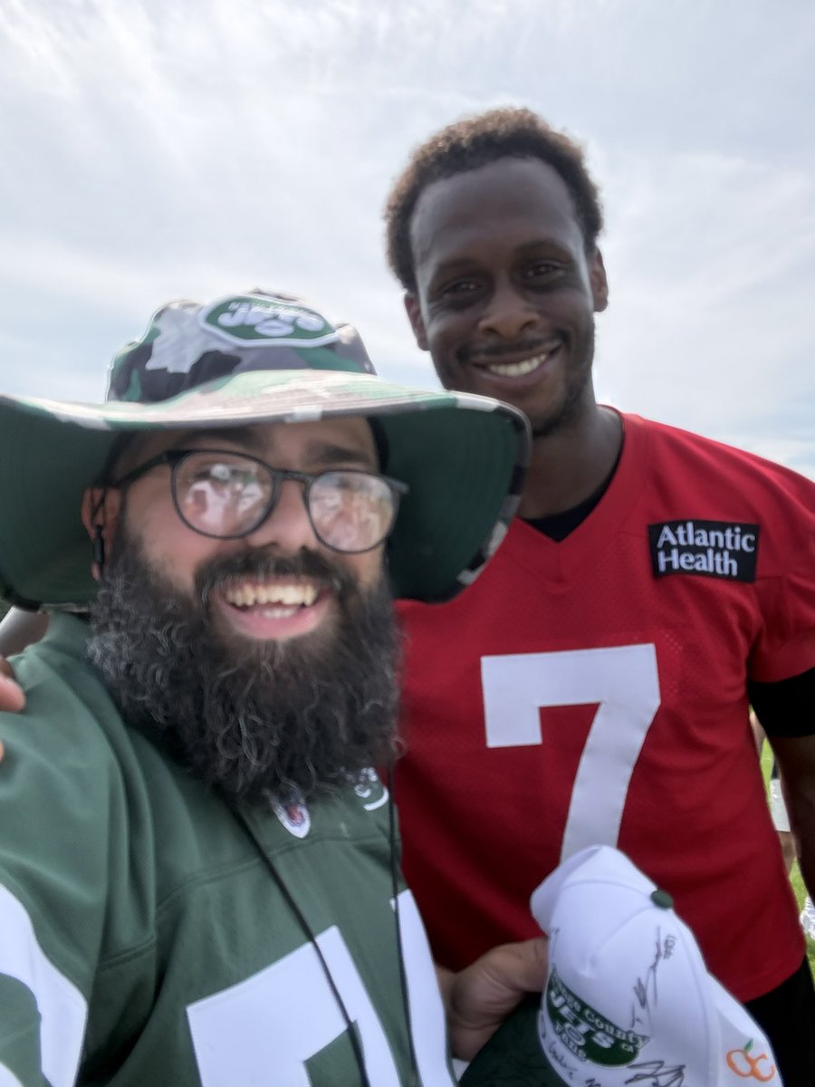 BoyGreen25's tweet photo. I got to meet #Jets QB Geno Smith, he signed my No. 7 jersey I bought 13 years ago, & he noticed my No. 74 Nick Mangold jersey - we had a quick convo about missing him.
Still canβt believe heβs gone. Thanks for taking the time @GenoSmith3.
#JetsCamp #JetUp https://t.co/7JlYVcw5jB