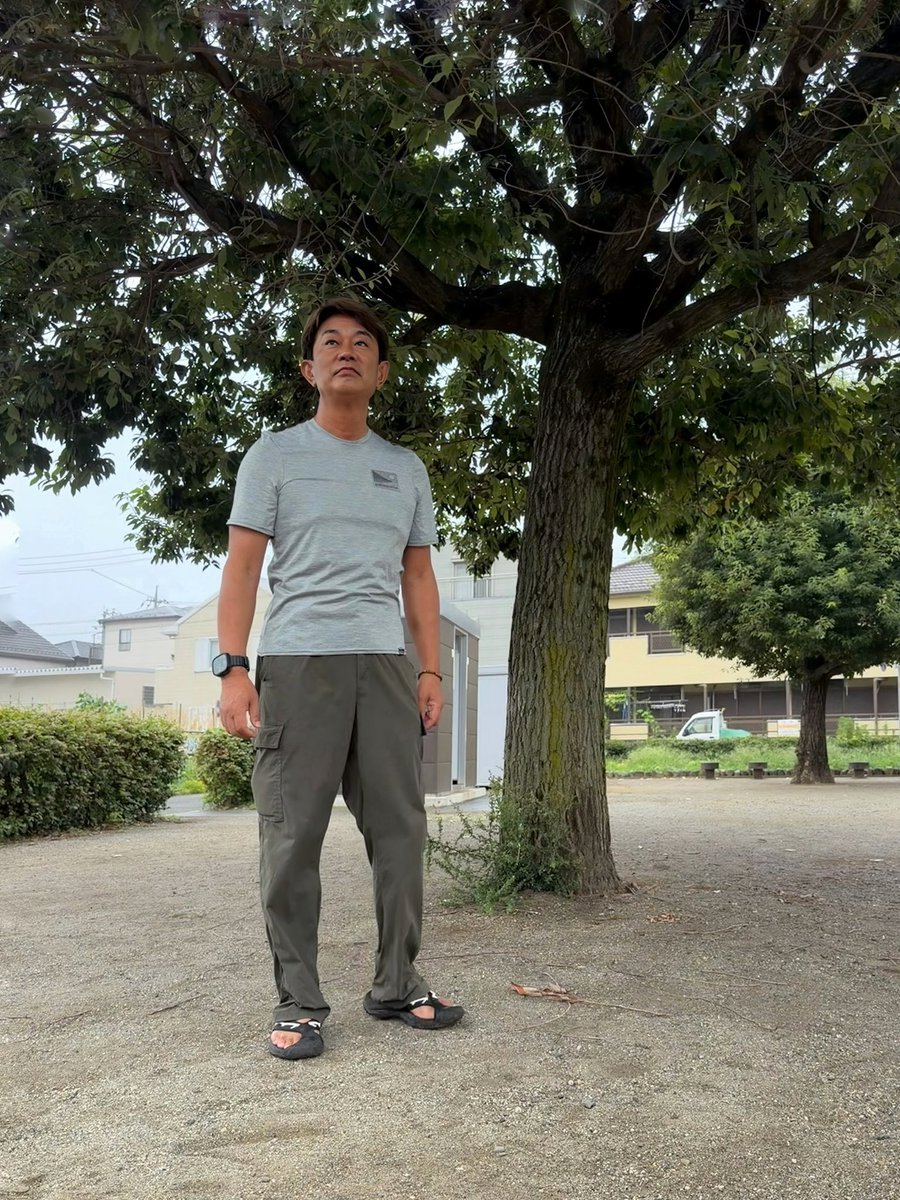 rikibodei's tweet photo. 6時、気温23℃、小雨。

今朝はあいにくのお天気で、
ラジオ体操は中止となりました。

それでも、いつもの時間に公園へ。

小雨の中を歩いていると、
天然の「寝ぐせ直しミスト」を
たっぷりいただきました(^^)

ふと辺りに目を向けると、
草木の葉には小さな雨粒がびっしり。

曇り空でもキラキラと輝き、
雨の日ならではの景色を見せて
くれています。

晴れの日には晴れの日の良さがあり、
雨の日には雨の日の良さがある。

ラジオ体操はお休みでしたが、
しっとりと潤った公園を歩きながら、
いつもとは少し違う朝を楽しみました。

今日も一日、元気にスタートです。

#小雨の朝
#朝の公園
#ラジオ体操
#雨粒
#天然ミスト 
#今日も元気に
