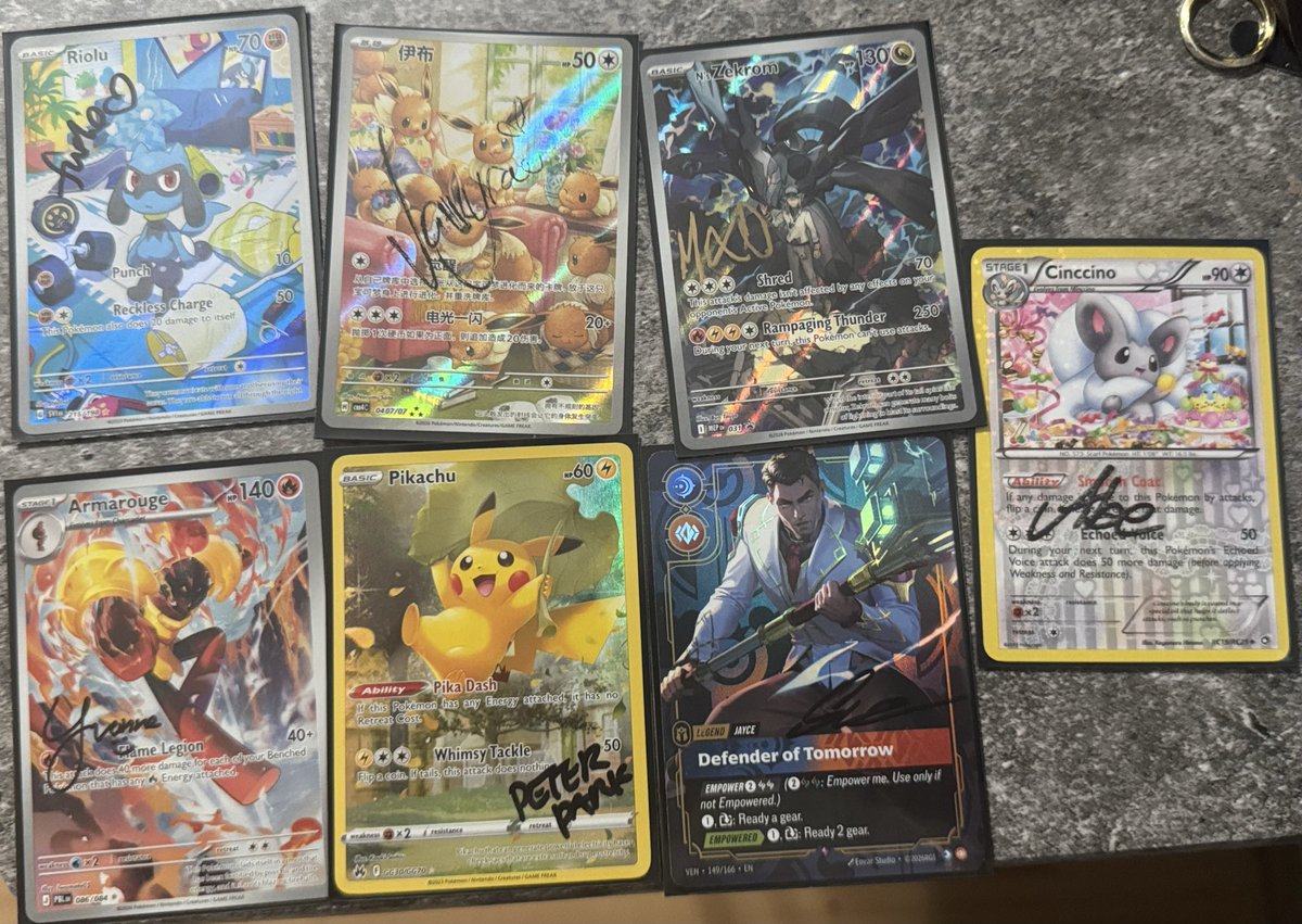 xCrownless's tweet photo. I think Collect-A-Con was a success. It was such a pleasure to talk to everyone and get them to sign some cards :) https://t.co/61HwckxfpT