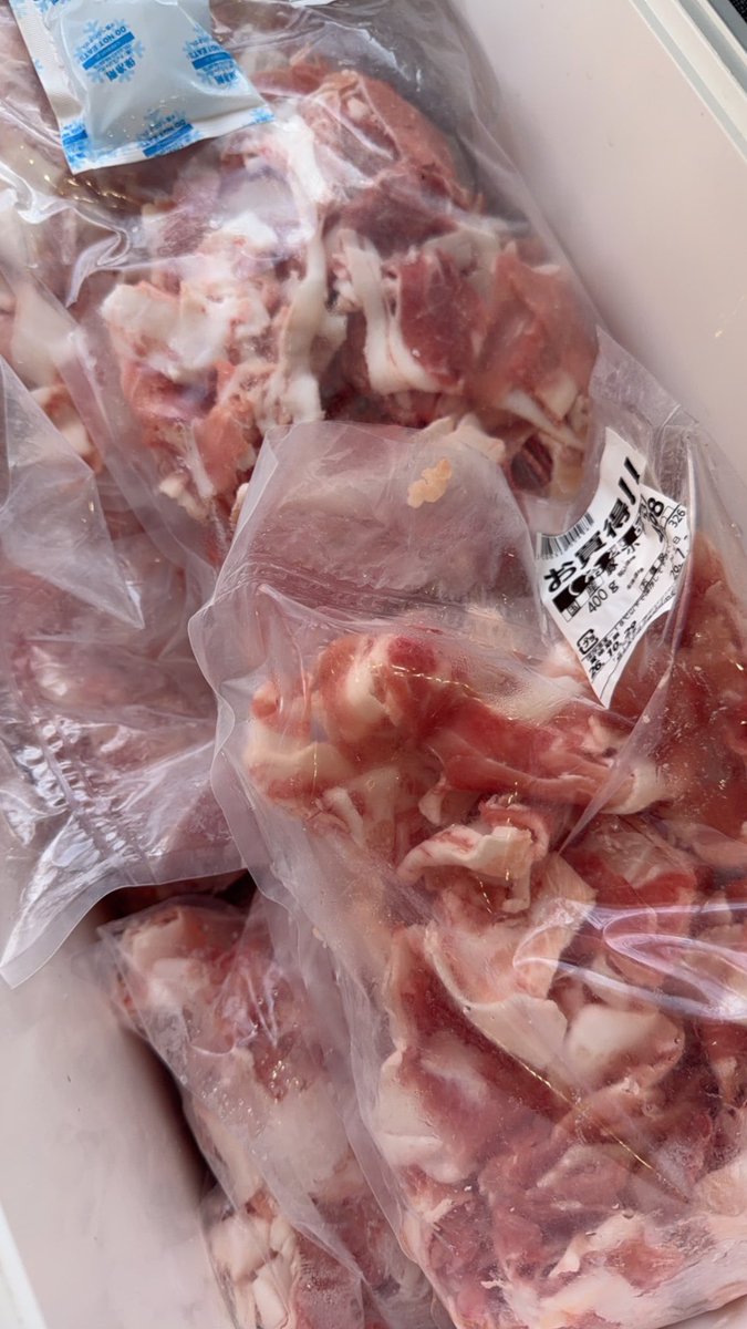 hezuruy's tweet photo. 豚肉がたくさん。
実は熊本で豚汁を炊き出しすると仲間に連絡したらこんなにも集まりました。
本当にありがとうございます。
豚づくしの豚汁で被災地の方々は栄養をしっかり補給されて下さい。 https://t.co/Kocgaxke6T