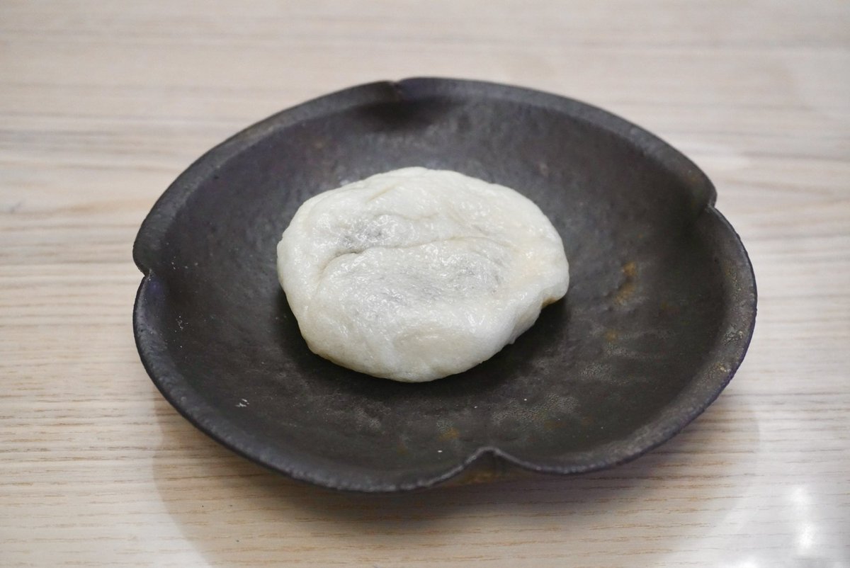 lockandgo65's tweet photo. 酒まんじゅう。

商品は酒まんじゅうのみという潔いお店。午前10時〜正午の短い営業時間ながら、1日約500個の酒まんじゅうがあっという間に完売して売り切れじまいになるそう。膨張剤などを使わず米麹で発酵させた生地が、ぷんと香ってふわふわ。

at 高橋の酒まんじゅう(荻窪) https://t.co/l45qIpYTlI