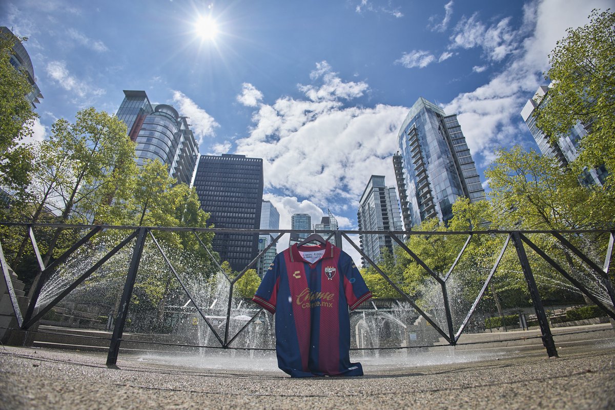 Atlante's tweet photo. El Equipo del Pueblo, el de la Ciudad de México, ya está en Canadá 🇨🇦

Ya estamos pintando Vancouver de Azulgrana 🔵🔴

#LesGusteONoLesGuste https://t.co/rdYe4QCFOj