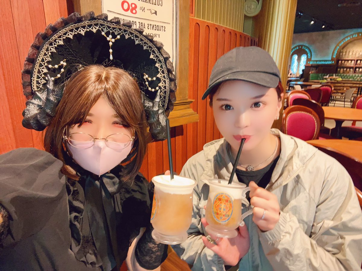aya_dilaft's tweet photo. ここでしか飲めない

限定『バタービール』も❗️

甘くて、とっても美味しかったよー₍ᐢ⸝⸝› ̫ ‹⸝⸝ᐢ₎

※ノンアルコールだよ🤭

#女装  #女装男子  #ハリーポッター https://t.co/iGpXJDYQxZ