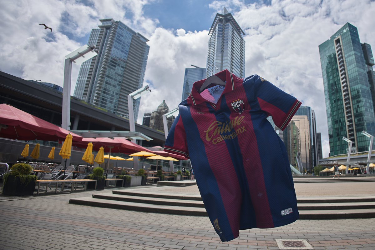Atlante's tweet photo. El Equipo del Pueblo, el de la Ciudad de México, ya está en Canadá 🇨🇦

Ya estamos pintando Vancouver de Azulgrana 🔵🔴

#LesGusteONoLesGuste https://t.co/rdYe4QCFOj