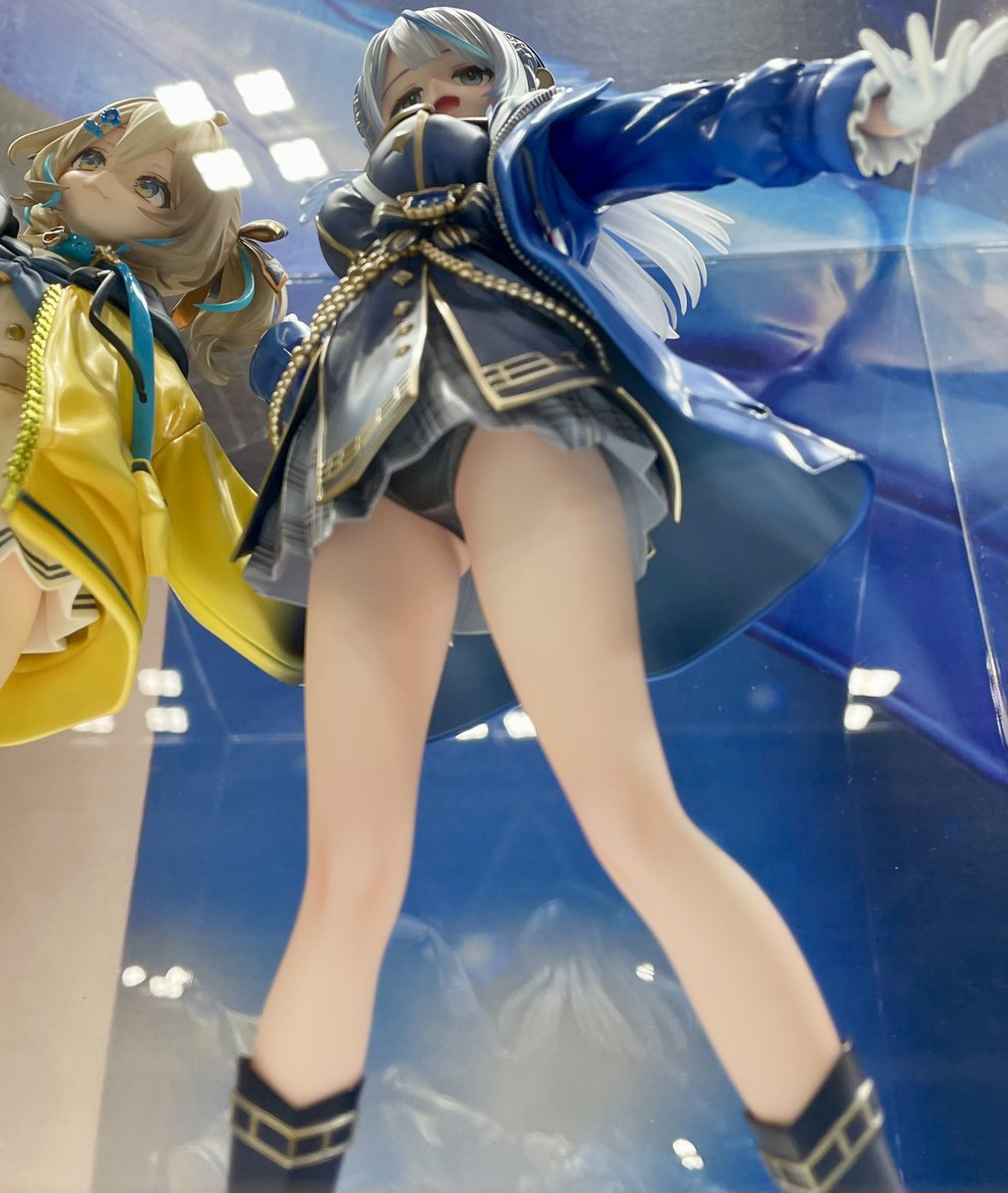MM_kaishain's tweet photo. フィギュア展示会でのローアングル撮影は膝を酷使するので、
準備体操は大事
”フィギュアの“ローアングル撮影はスポーツだ⁈
不倫は文化だ、みたいなグレーゾーン？だけど💦

天晴ひなた&amp;雨海ルカ
1/7スケールフィギュア https://t.co/FEtIBVHqtg