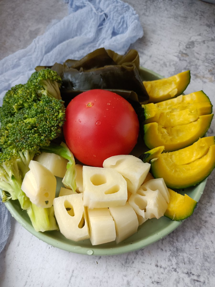carolsong385668's tweet photo. 今日食材新鲜播报！刚到的带土胡萝卜脆甜带沙、本地小青菜带露现摘，排骨是当日鲜杀猪肋排，今晚做萝卜排骨汤+清炒青菜正合适，凑单还能送1斤鸡蛋，速戳小黄车囤～， https://t.co/uu0wHdASqz