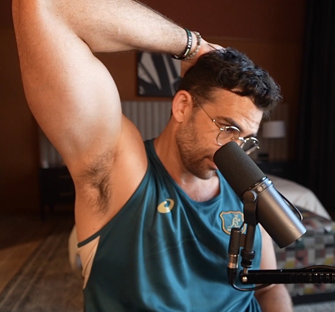 antipiker's tweet photo. Today marks the first time Hasan has worn a tank top on a desktop stream after nearly a year. 

The last time was on September 6, 2025 when he wore a tank top for 29 minutes at the beginning of his stream. https://t.co/tyMY1xo62O
