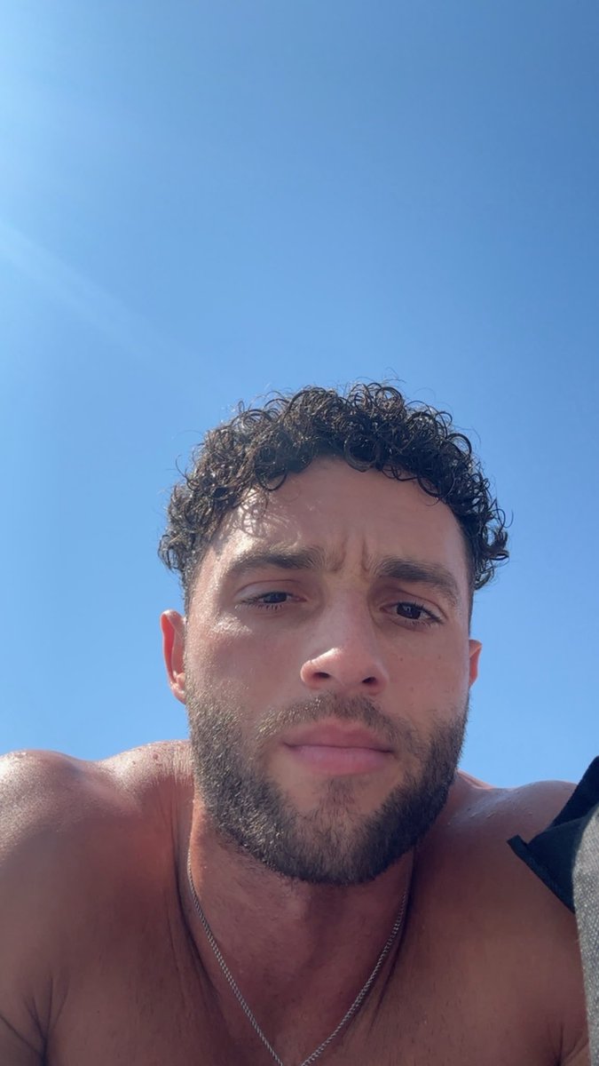naddoms's tweet photo. Beard or no
Beard? https://t.co/8hD8cDRNvg